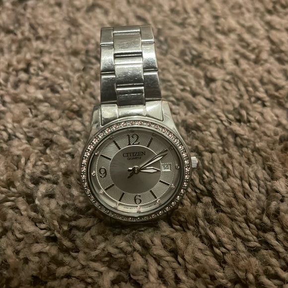 I am selling a citizen silver quartz watch for women - Picture 1 of 7